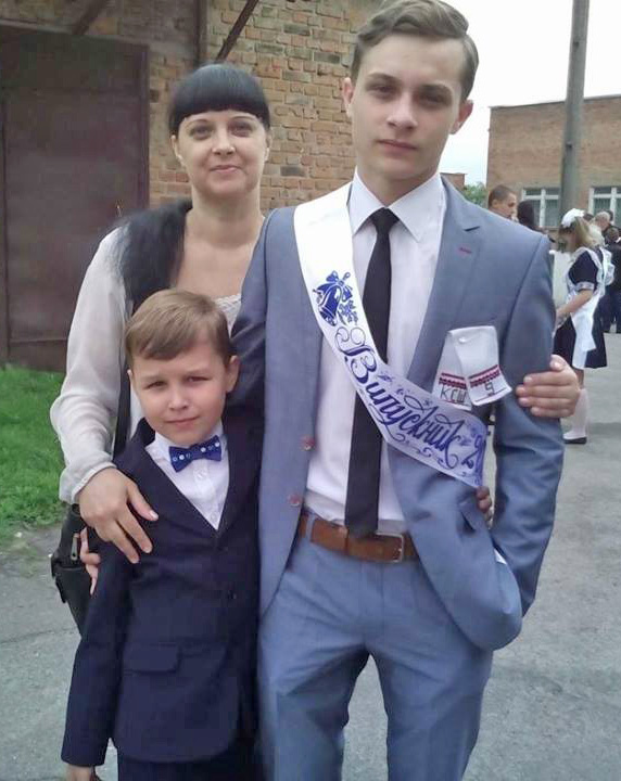 Андрій Кривич — випускник-2016 з мамою та братом Нікітою. Фото з сІмейного архіву